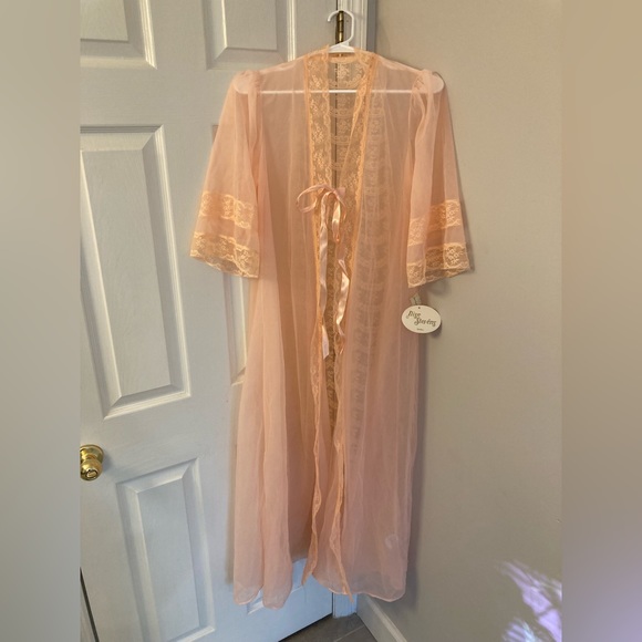Vintage Other - NWT Vintage Ilise Stevens nightgown robe sz small peach color with lace details
